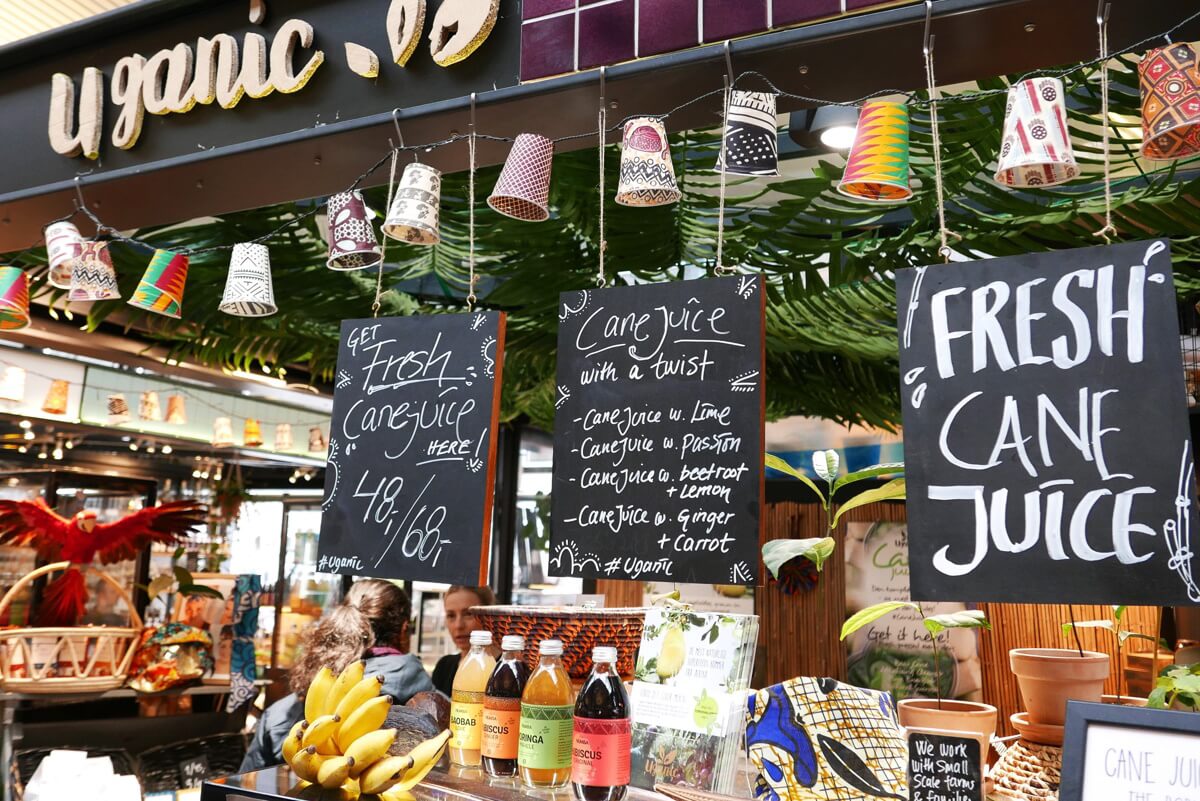 JUIZ - Stand mit frischen Früchten und Säften.