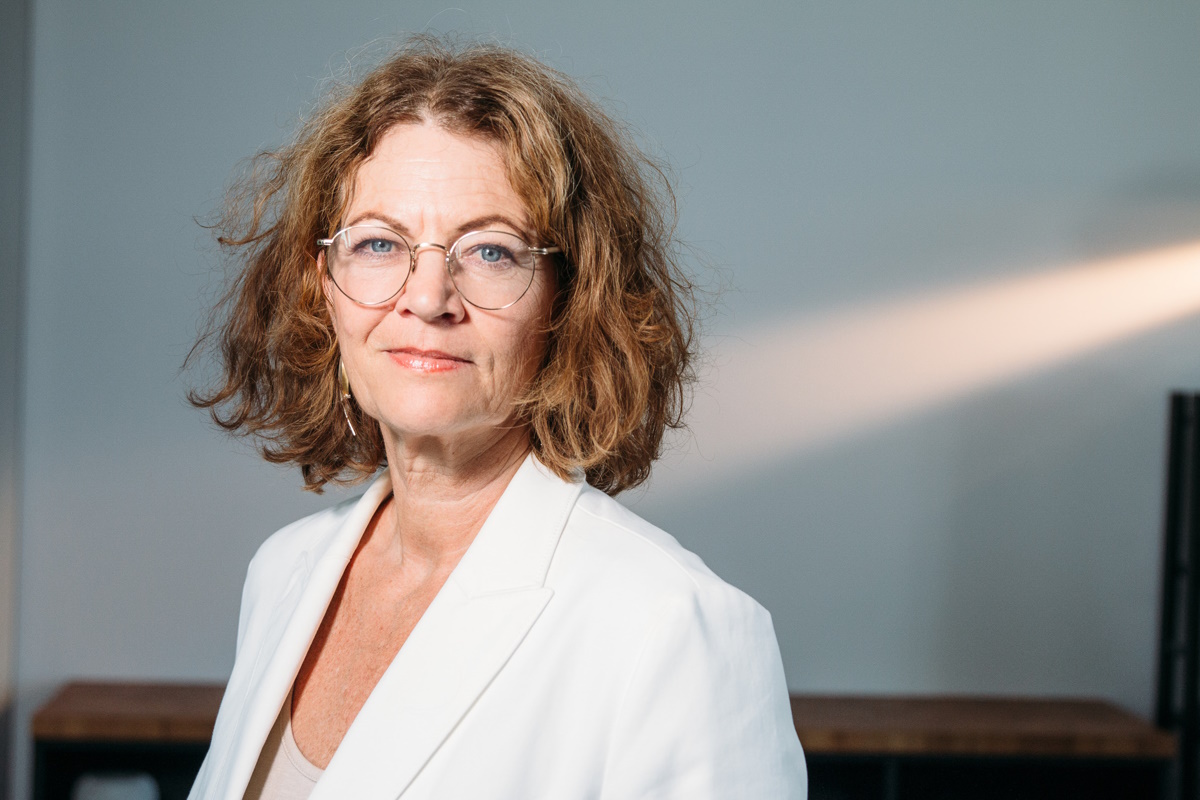 Trendforscherin Hanni Rützler, abgebildet im weißen Blazer.