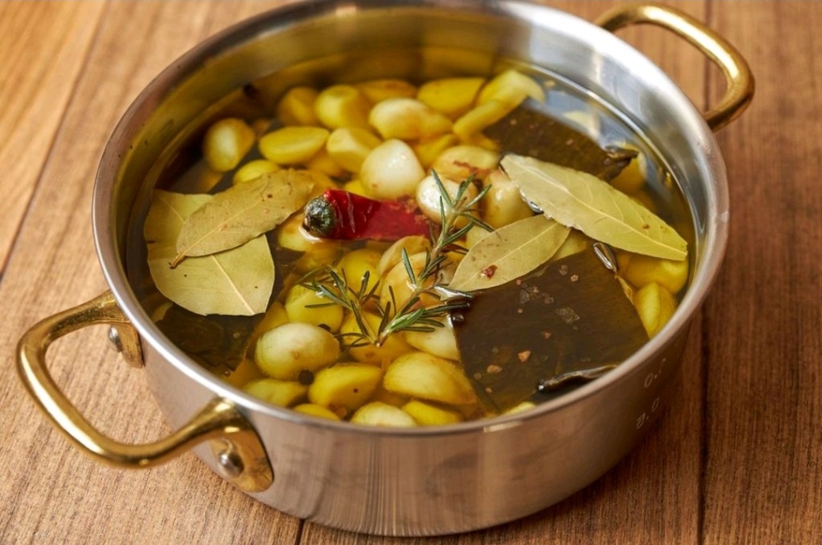 Aceite de ajo fresco con especias.