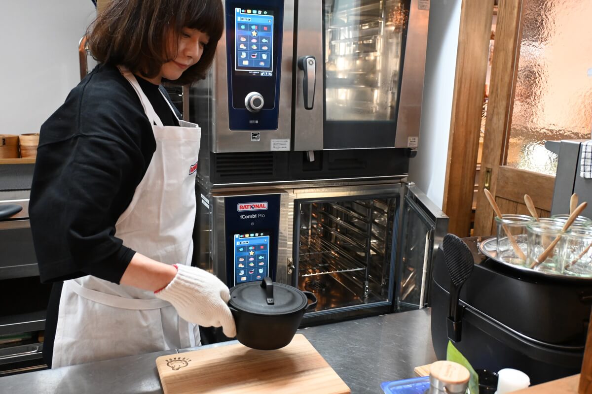 Ajo Base chef en su pequeña cocina japonesa con el iCombi Pro.