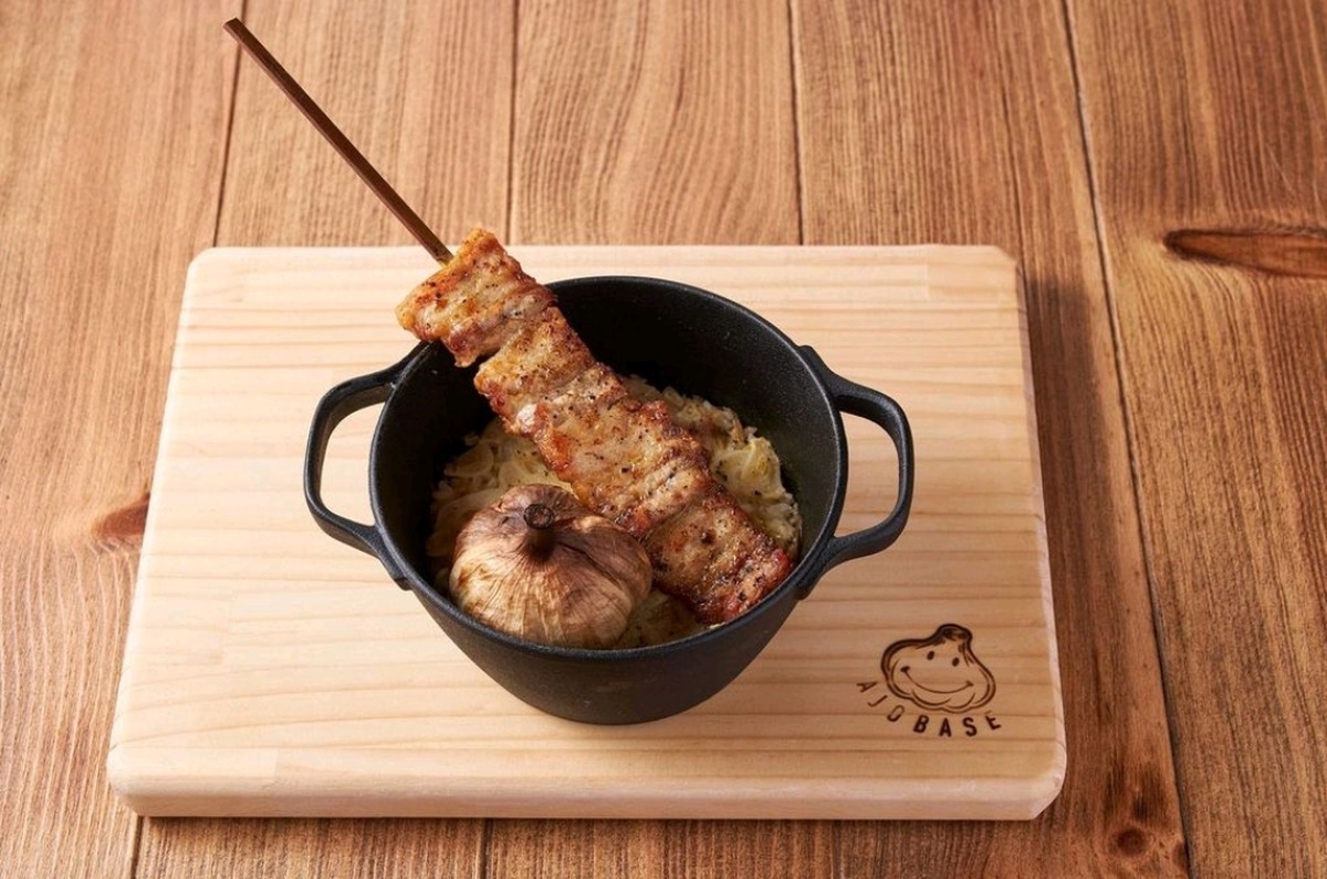 Bistec de cerdo al ajillo de Ajo Base.