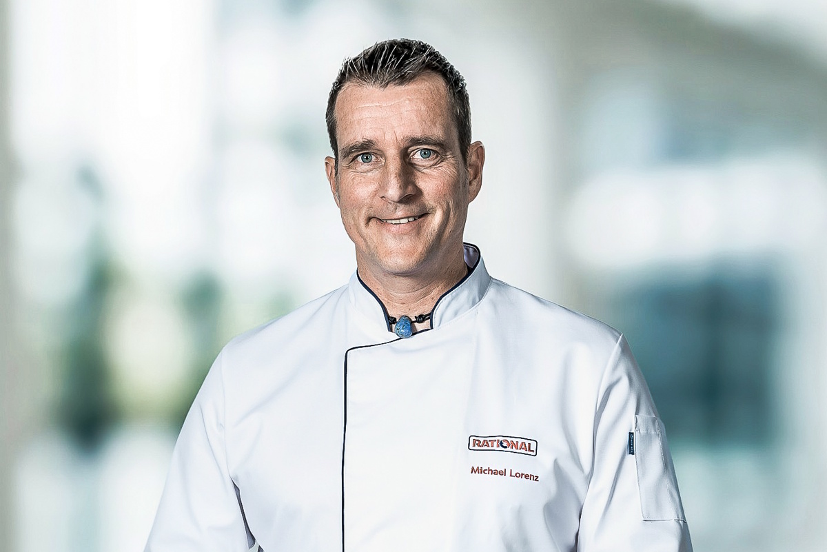 Michael Lorenz con chaqueta de cocinero: chef corporativo de Rational 