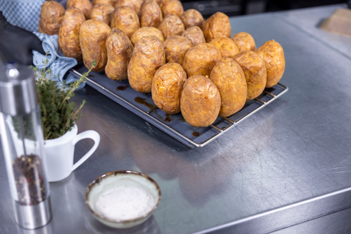 Kartoffeln angerichtet auf dem Potato-Baker