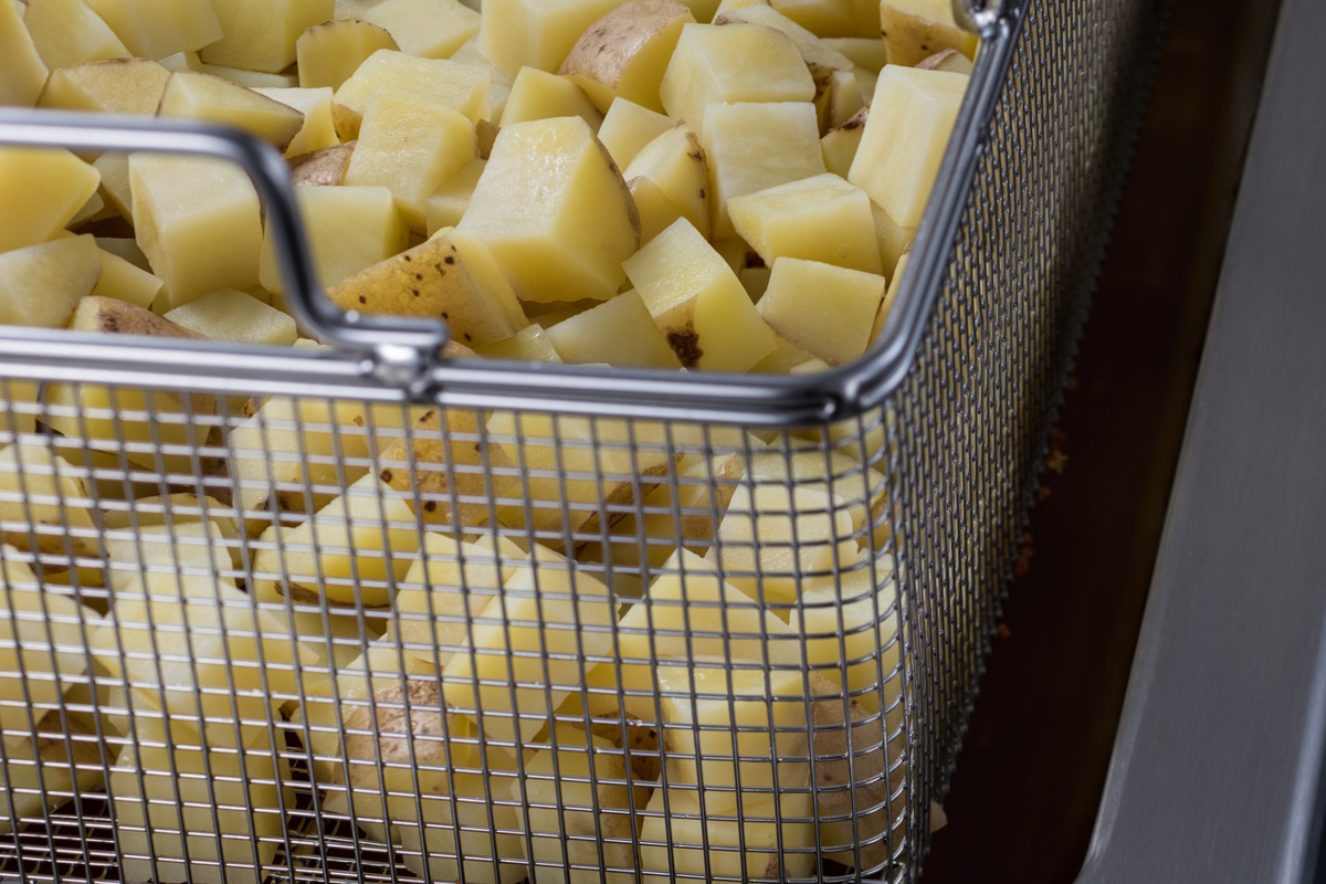 Gewürfelte Kartoffeln im Korb nach dem Kochen