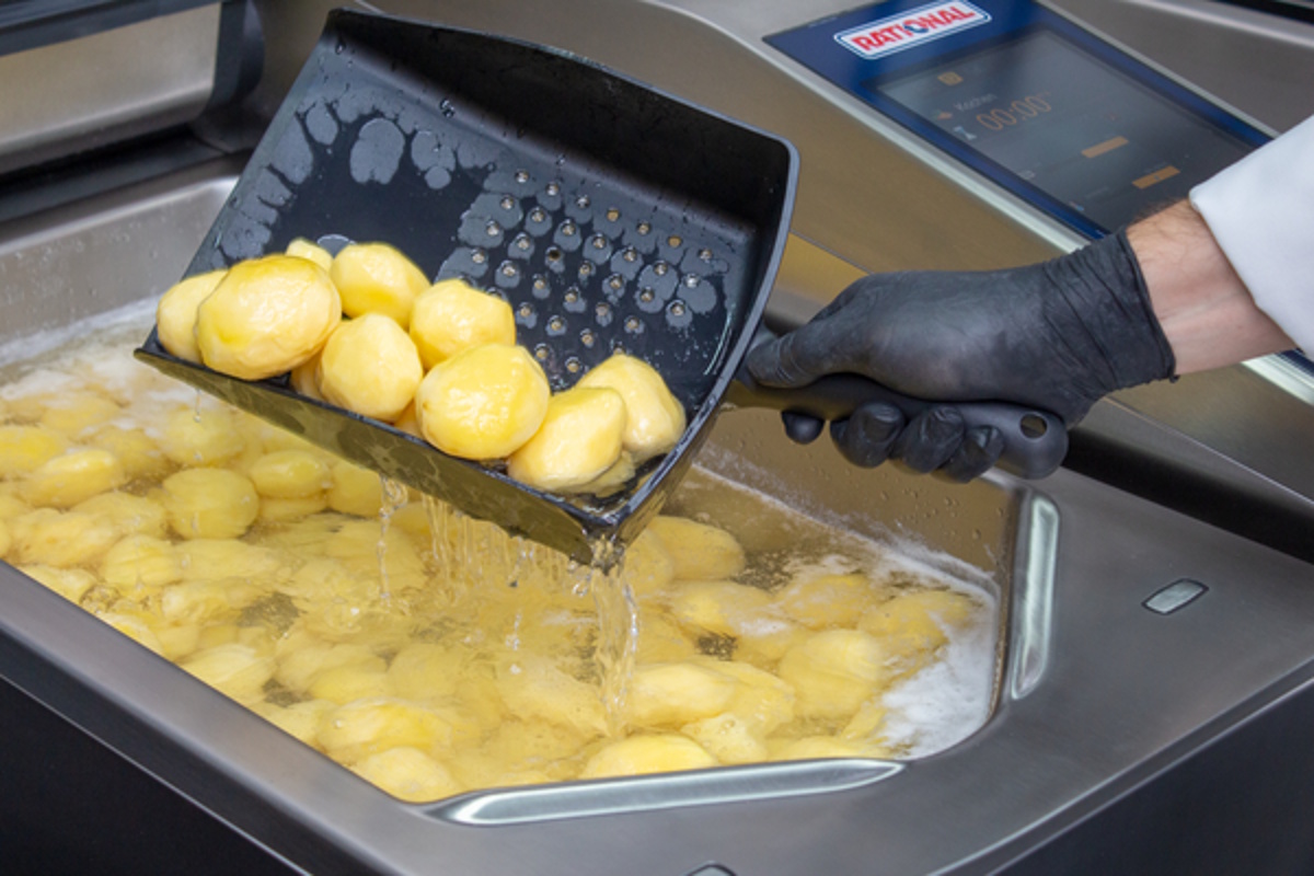 Gekochte Kartoffeln im iVario mit Zubehör Schaufel