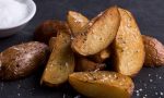 Kartoffelwedges mit Salz auf schwarzem Brett