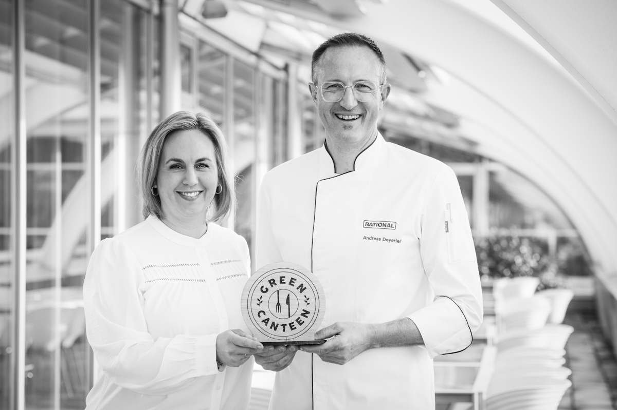 Projektmanagerin Verena und Küchenchef Andreas mit den GreenCanteen Preis. 